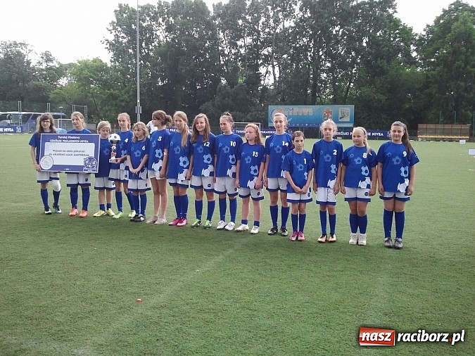 Zdjęcie w galerii na portalu naszraciborz.pl: Piłkarki z Pawłowa najlepsze w kraju. Jadą na zgrupowanie do Ajaxu Amsterdam wiadomości z regionu