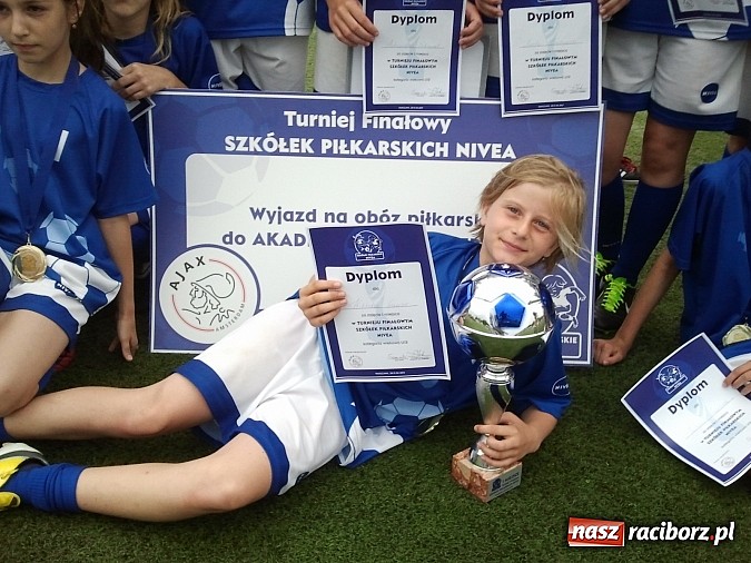 Zdjęcie w galerii na portalu naszraciborz.pl: Piłkarki z Pawłowa najlepsze w kraju. Jadą na zgrupowanie do Ajaxu Amsterdam wiadomości z regionu