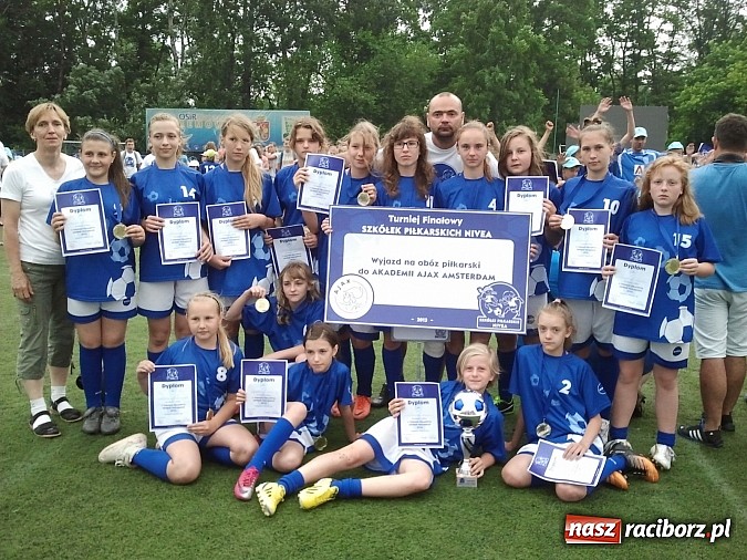 Zdjęcie w galerii na portalu naszraciborz.pl: Piłkarki z Pawłowa najlepsze w kraju. Jadą na zgrupowanie do Ajaxu Amsterdam wiadomości z regionu