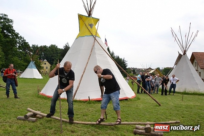 Zdjęcie w galerii na portalu naszraciborz.pl: Rekordowy zlot w Zabełkowie. Sto pojazdów wiadomości z regionu