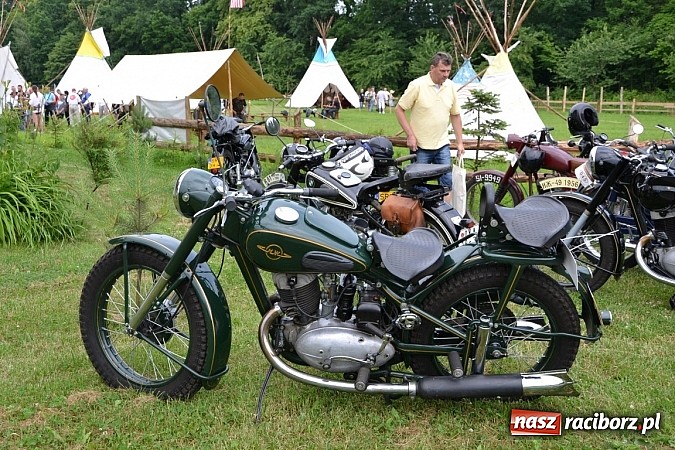Zdjęcie w galerii na portalu naszraciborz.pl: Rekordowy zlot w Zabełkowie. Sto pojazdów wiadomości z regionu