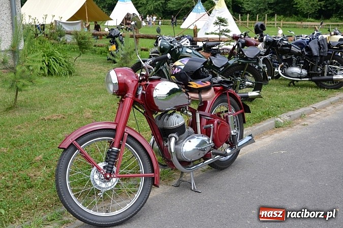 Zdjęcie w galerii na portalu naszraciborz.pl: Rekordowy zlot w Zabełkowie. Sto pojazdów wiadomości z regionu