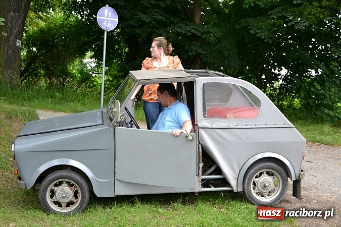 Zdjęcie w galerii na portalu naszraciborz.pl: Rekordowy zlot w Zabełkowie. Sto pojazdów wiadomości z regionu