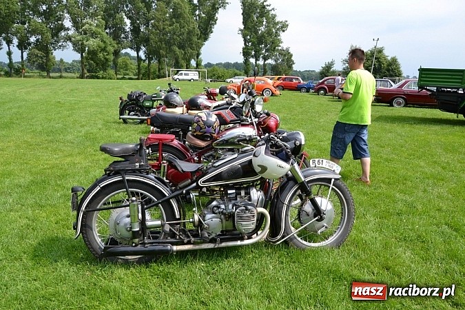 Zdjęcie w galerii na portalu naszraciborz.pl: Rekordowy zlot w Zabełkowie. Sto pojazdów wiadomości z regionu