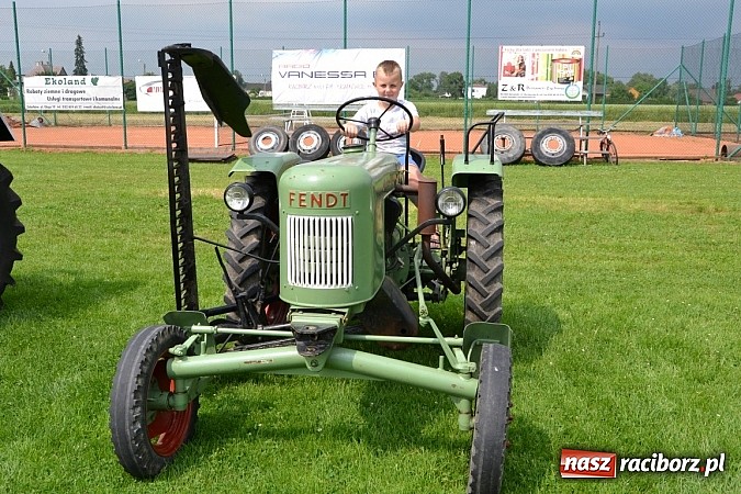 Zdjęcie w galerii na portalu naszraciborz.pl: Rekordowy zlot w Zabełkowie. Sto pojazdów wiadomości z regionu