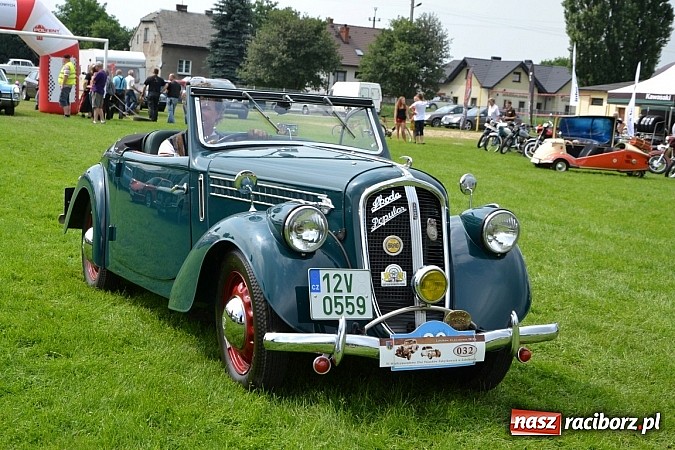 Zdjęcie w galerii na portalu naszraciborz.pl: Rekordowy zlot w Zabełkowie. Sto pojazdów wiadomości z regionu