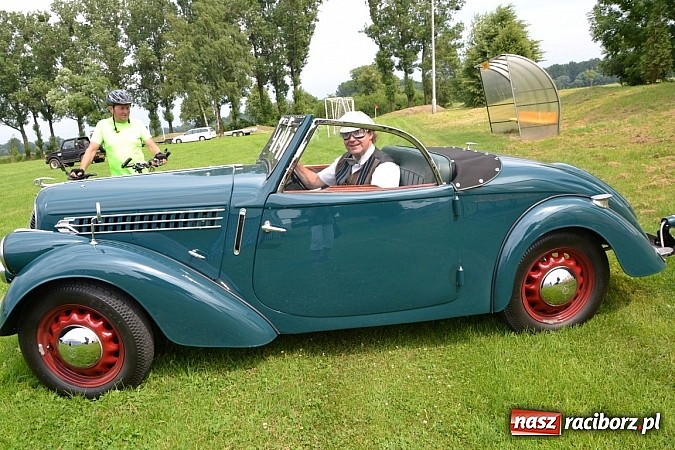 Zdjęcie w galerii na portalu naszraciborz.pl: Rekordowy zlot w Zabełkowie. Sto pojazdów wiadomości z regionu