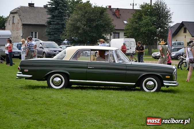 Zdjęcie w galerii na portalu naszraciborz.pl: Rekordowy zlot w Zabełkowie. Sto pojazdów wiadomości z regionu