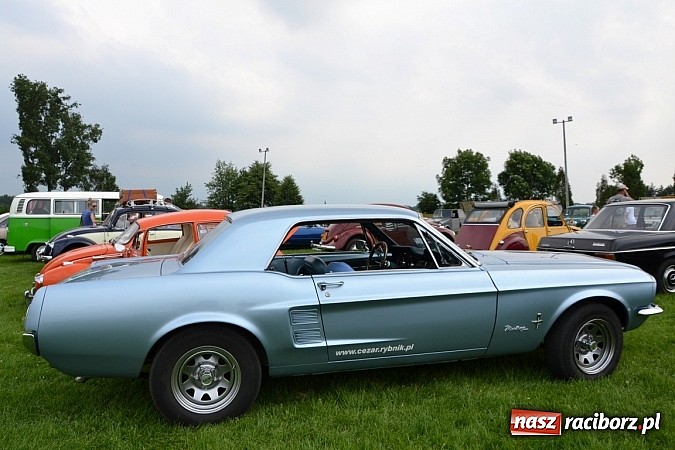 Zdjęcie w galerii na portalu naszraciborz.pl: Rekordowy zlot w Zabełkowie. Sto pojazdów wiadomości z regionu