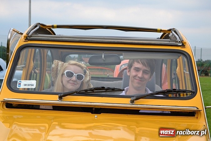 Zdjęcie w galerii na portalu naszraciborz.pl: Rekordowy zlot w Zabełkowie. Sto pojazdów wiadomości z regionu