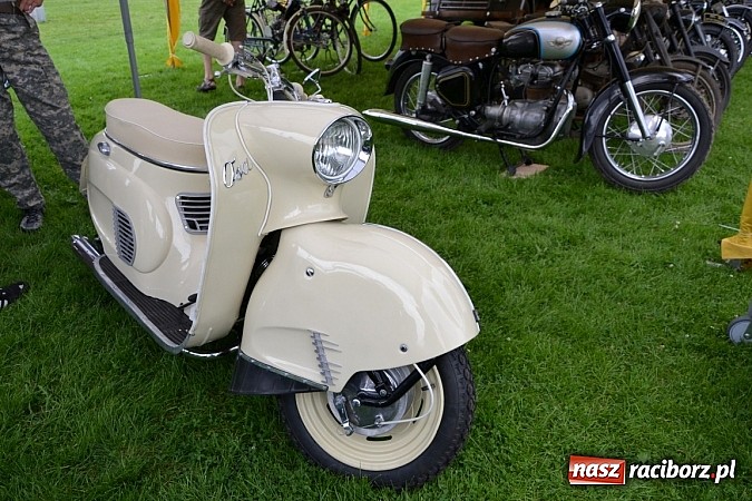 Zdjęcie w galerii na portalu naszraciborz.pl: Rekordowy zlot w Zabełkowie. Sto pojazdów wiadomości z regionu