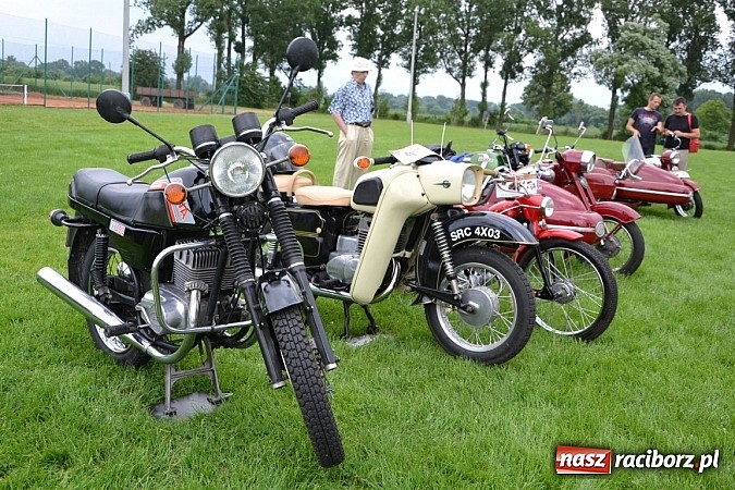 Zdjęcie w galerii na portalu naszraciborz.pl: Rekordowy zlot w Zabełkowie. Sto pojazdów wiadomości z regionu