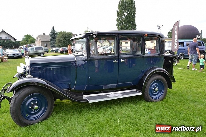 Zdjęcie w galerii na portalu naszraciborz.pl: Rekordowy zlot w Zabełkowie. Sto pojazdów wiadomości z regionu