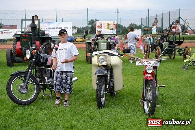 Zdjęcie w galerii na portalu naszraciborz.pl: Rekordowy zlot w Zabełkowie. Sto pojazdów wiadomości z regionu