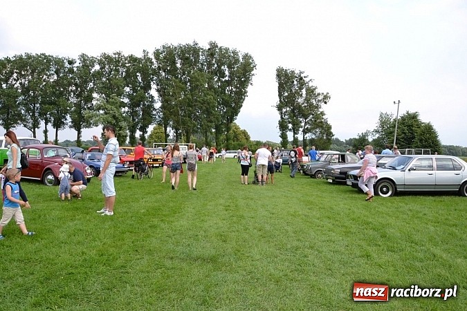 Zdjęcie w galerii na portalu naszraciborz.pl: Rekordowy zlot w Zabełkowie. Sto pojazdów wiadomości z regionu