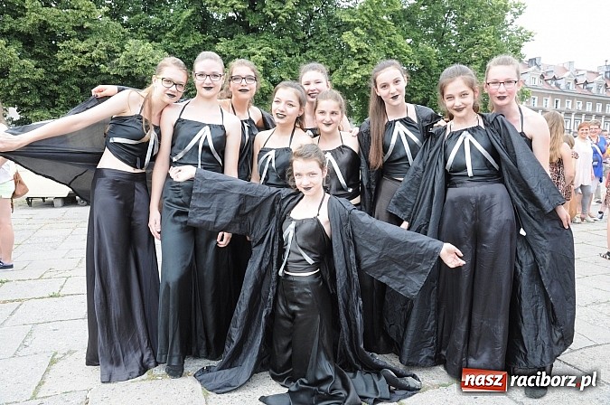 Zdjęcie w galerii na portalu naszraciborz.pl: Barwna parada dzieci i młodzieży przeszła z placu Długosza na stadion OSiR wiadomości z regionu