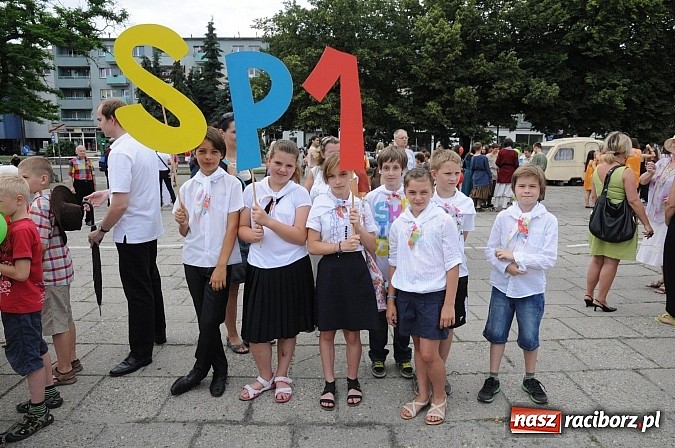 Zdjęcie w galerii na portalu naszraciborz.pl: Barwna parada dzieci i młodzieży przeszła z placu Długosza na stadion OSiR wiadomości z regionu
