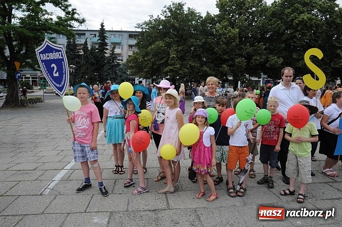 Zdjęcie w galerii na portalu naszraciborz.pl: Barwna parada dzieci i młodzieży przeszła z placu Długosza na stadion OSiR wiadomości z regionu