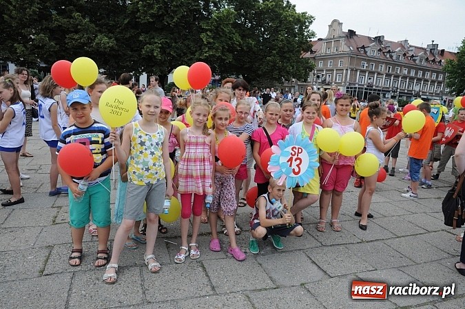 Zdjęcie w galerii na portalu naszraciborz.pl: Barwna parada dzieci i młodzieży przeszła z placu Długosza na stadion OSiR wiadomości z regionu