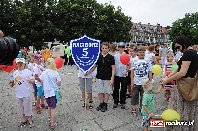 Zdjęcie w galerii na portalu naszraciborz.pl: Barwna parada dzieci i młodzieży przeszła z placu Długosza na stadion OSiR wiadomości z regionu