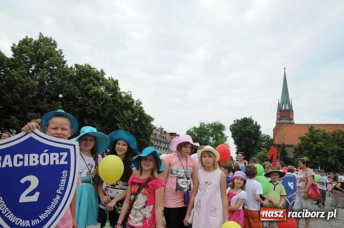 Zdjęcie w galerii na portalu naszraciborz.pl: Barwna parada dzieci i młodzieży przeszła z placu Długosza na stadion OSiR wiadomości z regionu