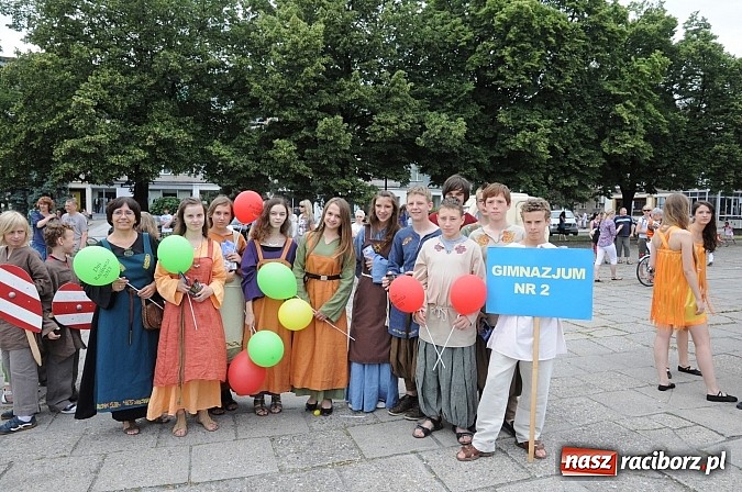 Zdjęcie w galerii na portalu naszraciborz.pl: Barwna parada dzieci i młodzieży przeszła z placu Długosza na stadion OSiR wiadomości z regionu