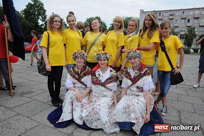 Zdjęcie w galerii na portalu naszraciborz.pl: Barwna parada dzieci i młodzieży przeszła z placu Długosza na stadion OSiR wiadomości z regionu
