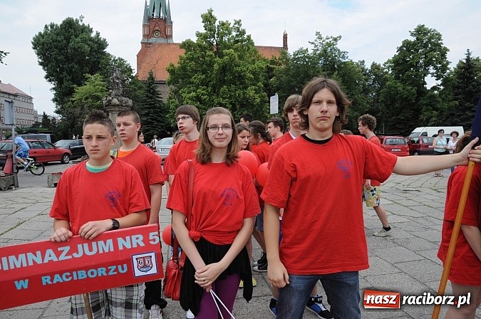 Zdjęcie w galerii na portalu naszraciborz.pl: Barwna parada dzieci i młodzieży przeszła z placu Długosza na stadion OSiR wiadomości z regionu