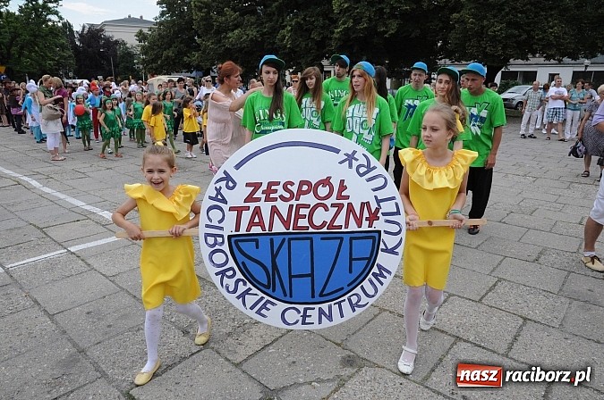 Zdjęcie w galerii na portalu naszraciborz.pl: Barwna parada dzieci i młodzieży przeszła z placu Długosza na stadion OSiR wiadomości z regionu