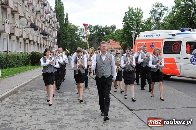 Zdjęcie w galerii na portalu naszraciborz.pl: Barwna parada dzieci i młodzieży przeszła z placu Długosza na stadion OSiR wiadomości z regionu