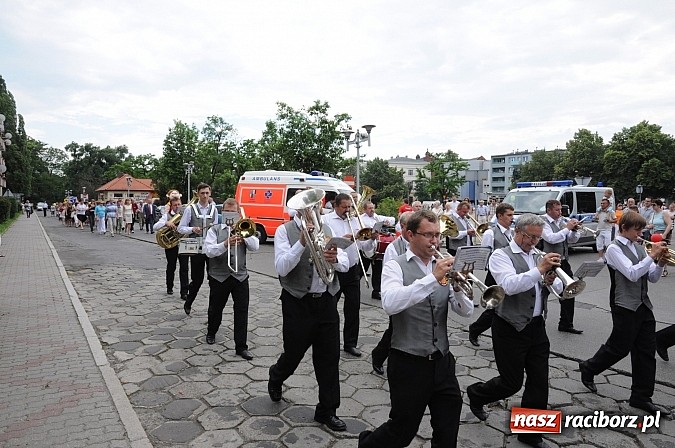 Zdjęcie w galerii na portalu naszraciborz.pl: Barwna parada dzieci i młodzieży przeszła z placu Długosza na stadion OSiR wiadomości z regionu