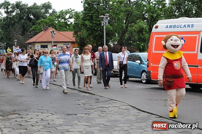 Zdjęcie w galerii na portalu naszraciborz.pl: Barwna parada dzieci i młodzieży przeszła z placu Długosza na stadion OSiR wiadomości z regionu