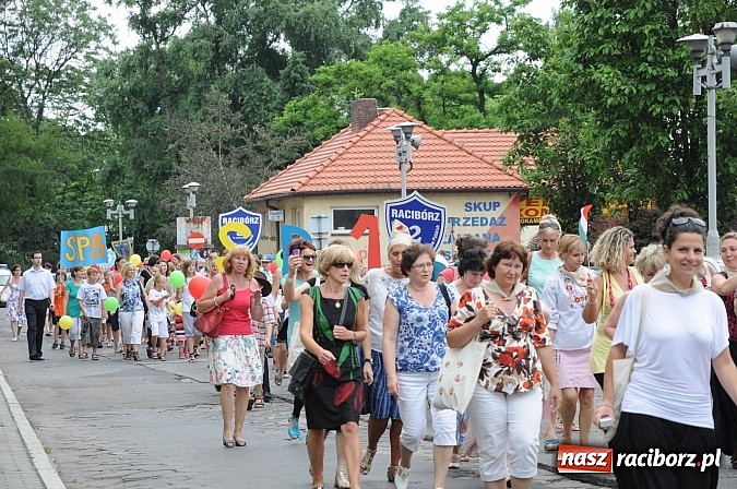 Zdjęcie w galerii na portalu naszraciborz.pl: Barwna parada dzieci i młodzieży przeszła z placu Długosza na stadion OSiR wiadomości z regionu