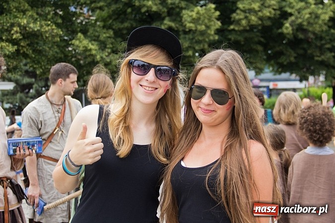 Zdjęcie w galerii na portalu naszraciborz.pl: Barwna parada dzieci i młodzieży przeszła z placu Długosza na stadion OSiR wiadomości z regionu