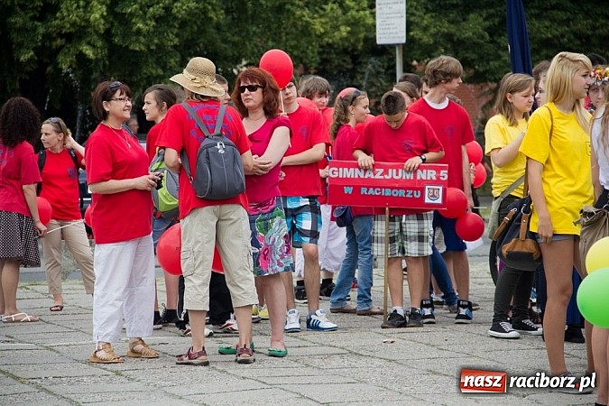 Zdjęcie w galerii na portalu naszraciborz.pl: Barwna parada dzieci i młodzieży przeszła z placu Długosza na stadion OSiR wiadomości z regionu