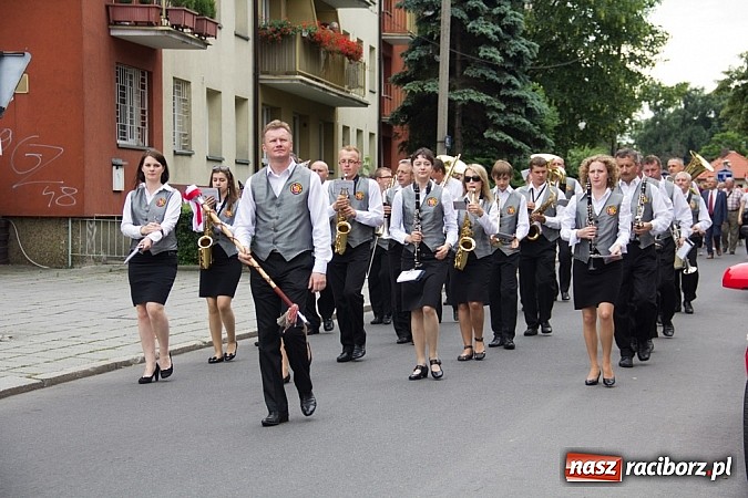 Zdjęcie w galerii na portalu naszraciborz.pl: Barwna parada dzieci i młodzieży przeszła z placu Długosza na stadion OSiR wiadomości z regionu