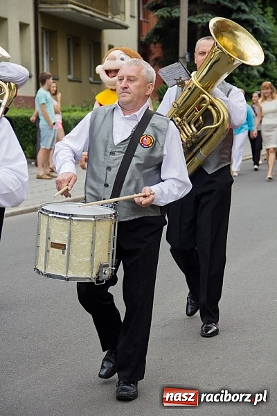 Zdjęcie w galerii na portalu naszraciborz.pl: Barwna parada dzieci i młodzieży przeszła z placu Długosza na stadion OSiR wiadomości z regionu