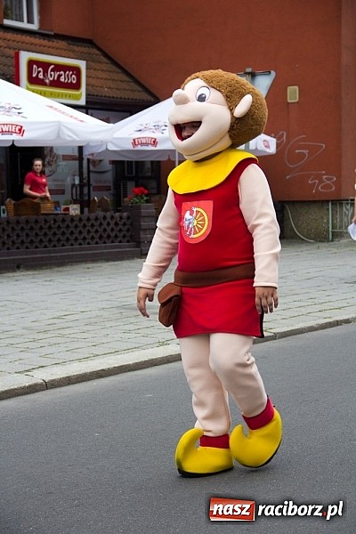 Zdjęcie w galerii na portalu naszraciborz.pl: Barwna parada dzieci i młodzieży przeszła z placu Długosza na stadion OSiR wiadomości z regionu