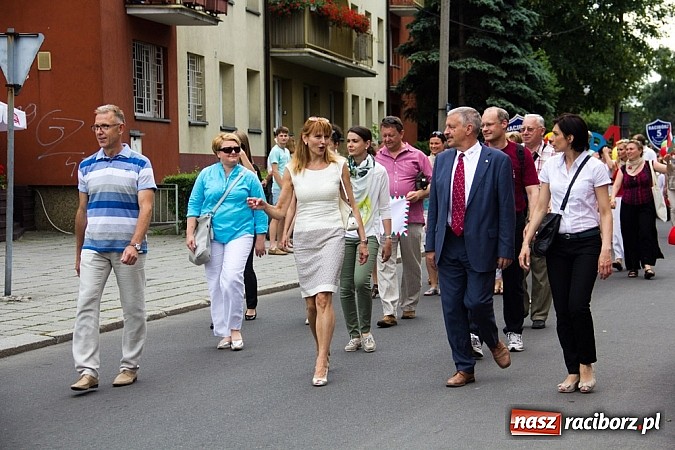 Zdjęcie w galerii na portalu naszraciborz.pl: Barwna parada dzieci i młodzieży przeszła z placu Długosza na stadion OSiR wiadomości z regionu