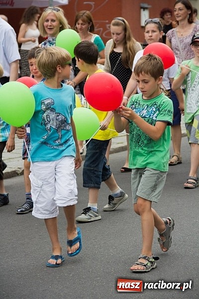 Zdjęcie w galerii na portalu naszraciborz.pl: Barwna parada dzieci i młodzieży przeszła z placu Długosza na stadion OSiR wiadomości z regionu