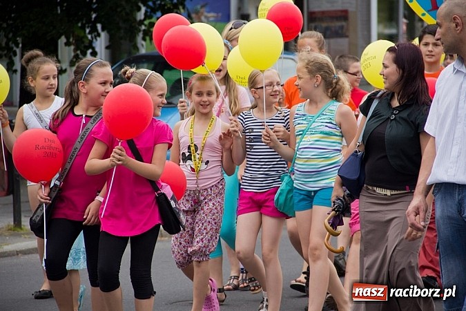Zdjęcie w galerii na portalu naszraciborz.pl: Barwna parada dzieci i młodzieży przeszła z placu Długosza na stadion OSiR wiadomości z regionu