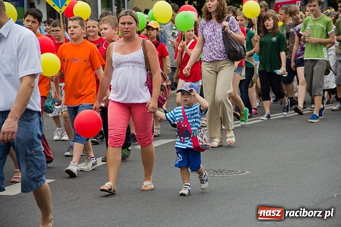 Zdjęcie w galerii na portalu naszraciborz.pl: Barwna parada dzieci i młodzieży przeszła z placu Długosza na stadion OSiR wiadomości z regionu