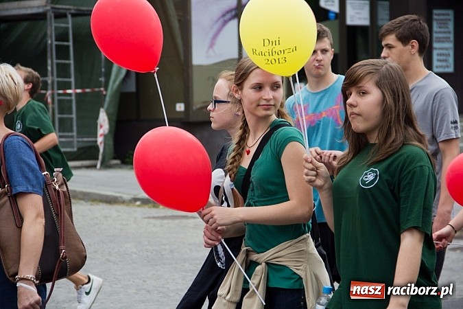 Zdjęcie w galerii na portalu naszraciborz.pl: Barwna parada dzieci i młodzieży przeszła z placu Długosza na stadion OSiR wiadomości z regionu