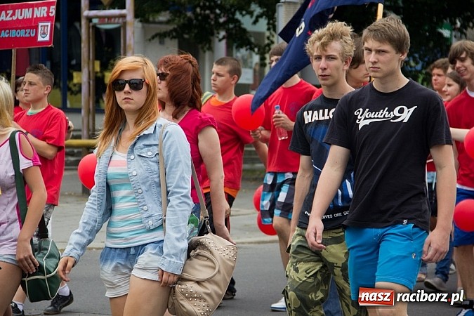 Zdjęcie w galerii na portalu naszraciborz.pl: Barwna parada dzieci i młodzieży przeszła z placu Długosza na stadion OSiR wiadomości z regionu