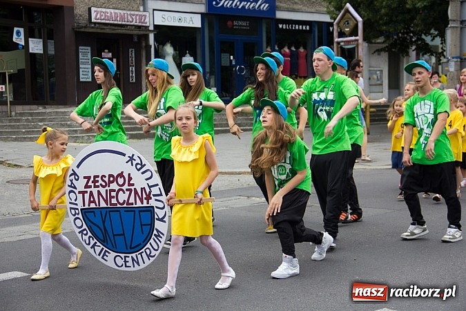 Zdjęcie w galerii na portalu naszraciborz.pl: Barwna parada dzieci i młodzieży przeszła z placu Długosza na stadion OSiR wiadomości z regionu