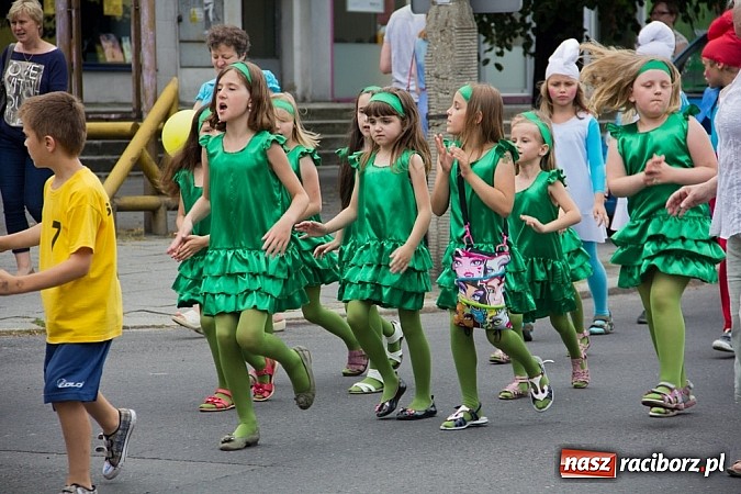 Zdjęcie w galerii na portalu naszraciborz.pl: Barwna parada dzieci i młodzieży przeszła z placu Długosza na stadion OSiR wiadomości z regionu