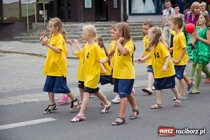 Zdjęcie w galerii na portalu naszraciborz.pl: Barwna parada dzieci i młodzieży przeszła z placu Długosza na stadion OSiR wiadomości z regionu