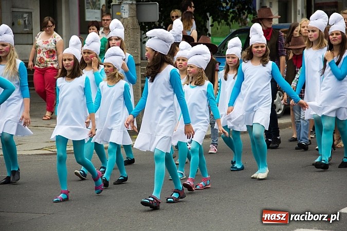 Zdjęcie w galerii na portalu naszraciborz.pl: Barwna parada dzieci i młodzieży przeszła z placu Długosza na stadion OSiR wiadomości z regionu