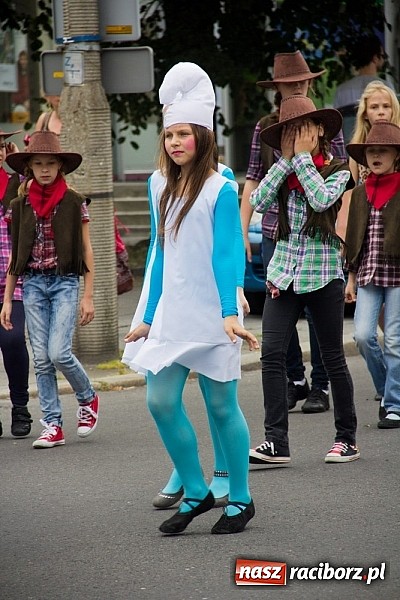 Zdjęcie w galerii na portalu naszraciborz.pl: Barwna parada dzieci i młodzieży przeszła z placu Długosza na stadion OSiR wiadomości z regionu