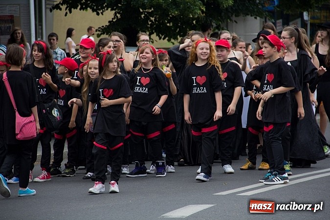Zdjęcie w galerii na portalu naszraciborz.pl: Barwna parada dzieci i młodzieży przeszła z placu Długosza na stadion OSiR wiadomości z regionu
